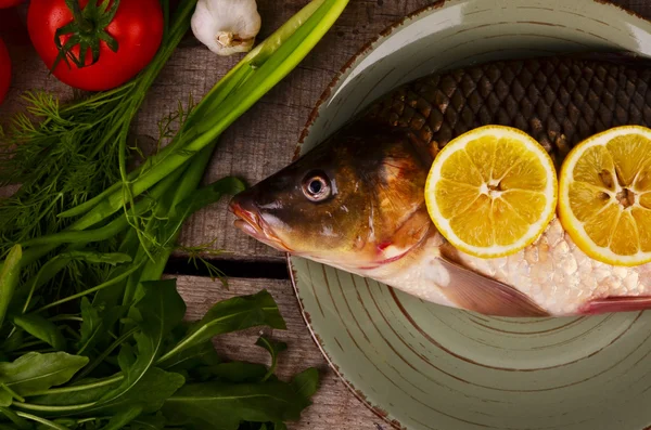 Delicioso pescado fresco sobre fondo oscuro vintage. Pescado con hierbas aromáticas, especias y verduras: alimentación saludable, dieta o concepto de cocina —  Fotos de Stock