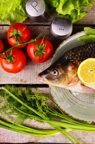 Delicioso pescado fresco sobre fondo oscuro vintage. Pescado con hierbas aromáticas, especias y verduras: alimentación saludable, dieta o concepto de cocina —  Fotos de Stock