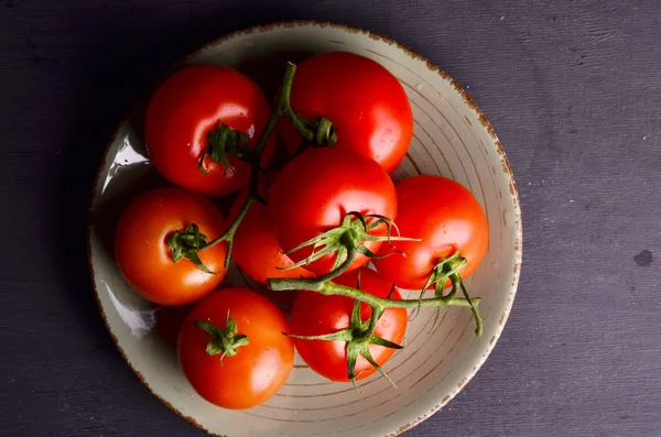 Tahta bir masada taze kiraz domatesleri. Seçici odak