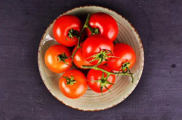 Yakın çekim taze, olgun domatesler tahtada