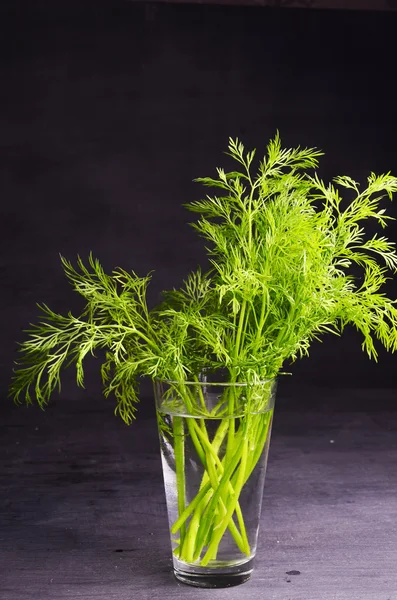 demet dereotu eski ahşap tahta üzerinde asılı iple bağlı