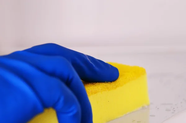 Vrouw hand in blauwe rubber beschermende handschoen Schoonmaak witte open lege koelkast met gele doek. Schoonmaak concept. Schoon — Stockfoto