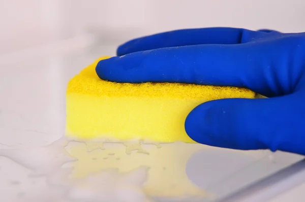 Vrouw hand in blauwe rubber beschermende handschoen Schoonmaak witte open lege koelkast met gele doek. Schoonmaak concept. Schoon — Stockfoto