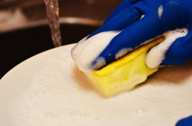 Kadın mutfakta bulaşık alanı - closeup ellerinde lavabo