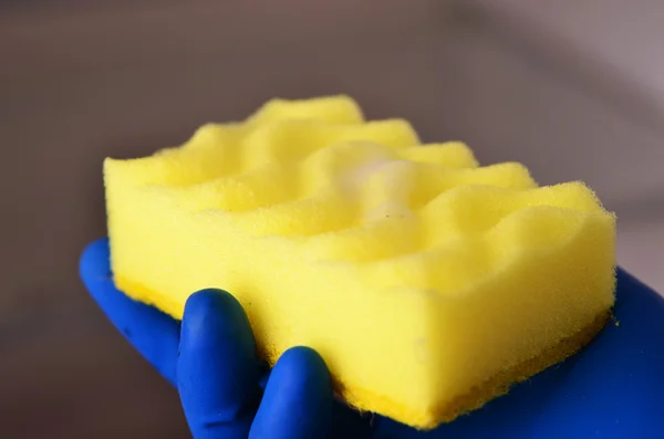 Mano de mujer en guante protector de goma azul limpiando blanco abierto refrigerador vacío con trapo amarillo. Concepto de limpieza. Limpio —  Fotos de Stock