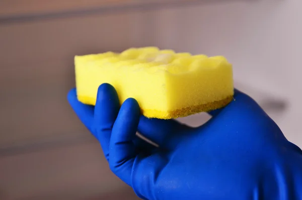 Mano de mujer en guante protector de goma azul limpiando blanco abierto refrigerador vacío con trapo amarillo. Concepto de limpieza. Limpio —  Fotos de Stock