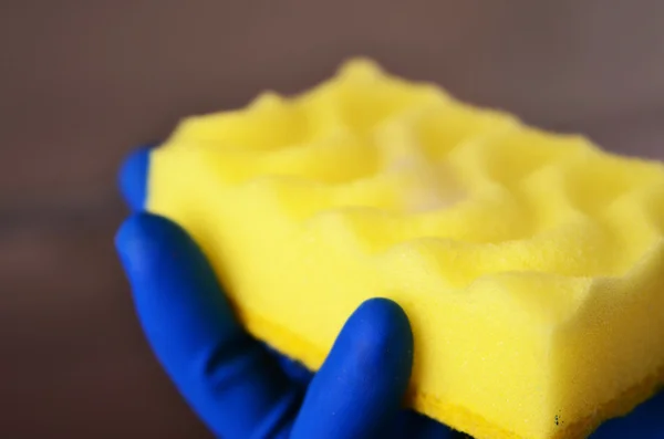 Mano de mujer en guante protector de goma azul limpiando blanco abierto refrigerador vacío con trapo amarillo. Concepto de limpieza. Limpio —  Fotos de Stock
