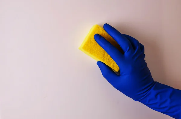 Vrouw hand in blauwe rubber beschermende handschoen Schoonmaak witte open lege koelkast met gele doek. Schoonmaak concept. Schoon — Stockfoto
