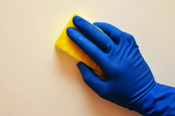 Vrouw hand in blauwe rubber beschermende handschoen Schoonmaak witte open lege koelkast met gele doek. Schoonmaak concept. Schoon — Stockfoto