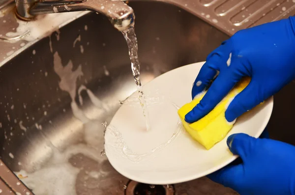 Kadın mutfakta bulaşık alanı - closeup ellerinde lavabo