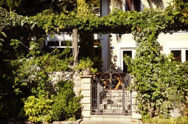 Karadağ, Budva tipik beyaz köyünde