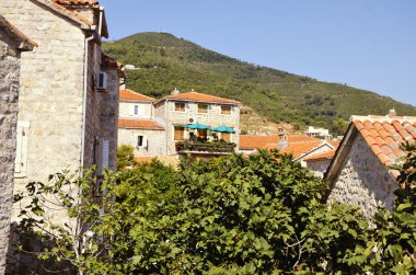 Budva, Karadağ için kale duvarlarından görülen eski şehir