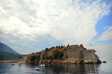 Sveti Stefan Adası denizin Budva, Karadağ için her bakıldığında