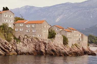 Ünlü Island of St. Stephen Budva yakınındaki Adriyatik Denizi'nde. Karadağ.