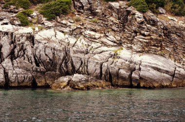 Taş kemer ve denizde kayalar 