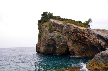 çok güzel bir sabah sahil şeridi görünümü deniz-yeşil su yüzey ve Taşlı (Karadağ, budva sahil)
