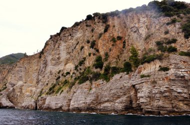  Dağlar Adriyatik Denizi'nde deniz sahil şeridine
