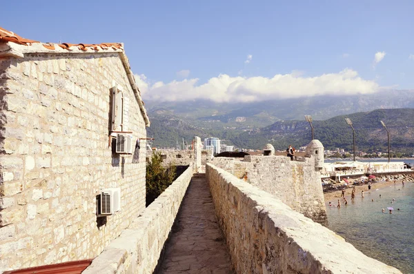 Oude stad gezien vanaf de muren van de citadel in Budva, Montenegro — Stockfoto