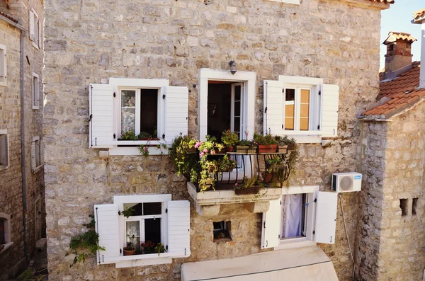 花を持つ古いシャッター窓。モンテネグロ。地中海 — ストック写真