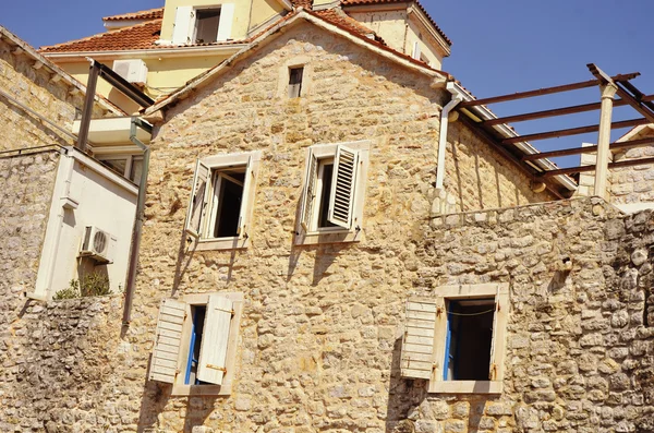 ブドヴァ、モンテネグロの古い石造りの家の古典的なファサードと窓 — ストック写真