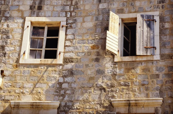 Classical facade and Windows of an old stone house in Budva, Montenegro — Stock Photo, Image