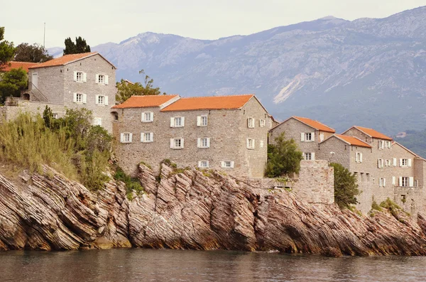 Die berühmte insel st. stephen im adriatischen meer in der nähe von budva. Montenegro. — Stockfoto