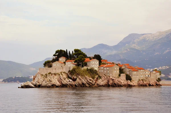 Pulau terkenal Santo Stefanus di Laut Adriatik dekat Budva. Montenegro . — Stok Foto