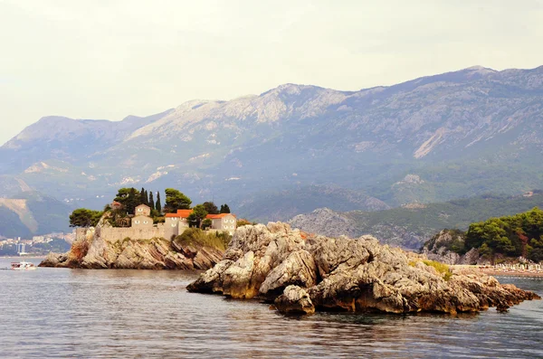 Die berühmte insel st. stephen im adriatischen meer in der nähe von budva. Montenegro. — Stockfoto