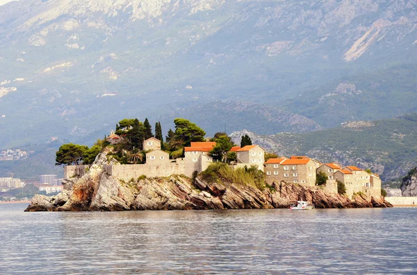 Die berühmte insel st. stephen im adriatischen meer in der nähe von budva. Montenegro. — Stockfoto