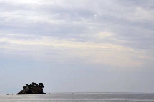 Ilha solitária no oceano — Fotografia de Stock