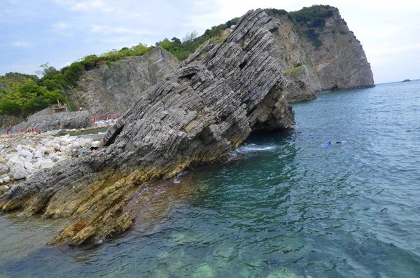 Çok güzel bir sabah sahil şeridi görünümü deniz-yeşil su yüzey ve Taşlı (Karadağ, budva sahil) — Stok fotoğraf