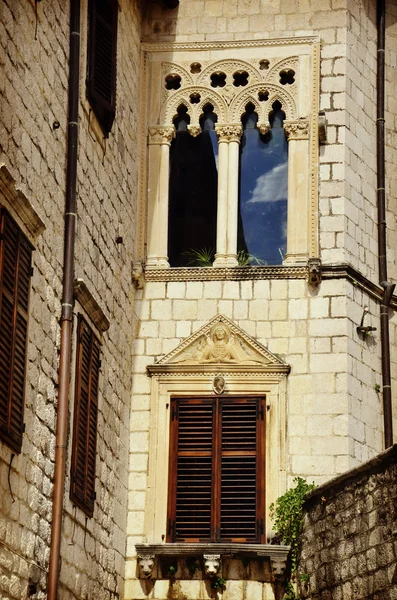 コトルの古い窓。クラシックなファサード。モンテネグロ. — ストック写真