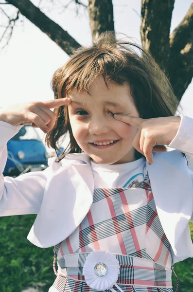 Lief klein meisje buiten met krullend haar in de wind — Stockfoto