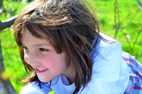 Süßes kleines Mädchen im Freien mit lockigem Haar im Wind — Stockfoto