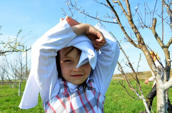 Tatlı küçük kız açık havada ile ceket başında — Stok fotoğraf