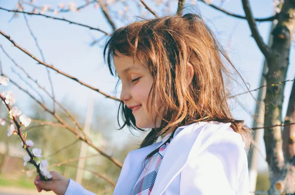 Süßes kleines Mädchen im Freien mit lockigem Haar im Wind — Stockfoto