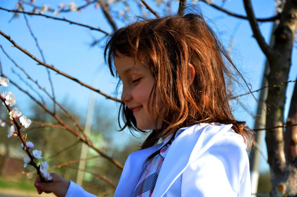 Dolce bambina all'aperto con i capelli ricci nel vento — Foto Stock