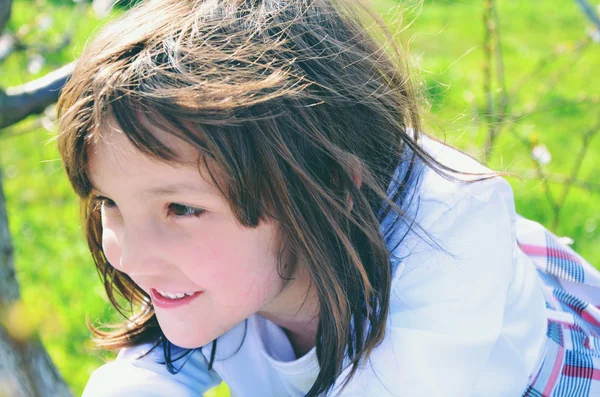 Süßes kleines Mädchen im Freien mit lockigem Haar im Wind — Stockfoto