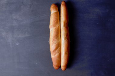 Tahta masadaki taze baget, yakın çekim.