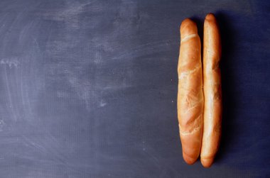 Tahta masadaki taze baget, yakın çekim.