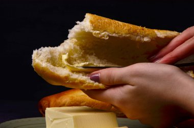 parça tereyağı, taze ekmek ve bir bıçak