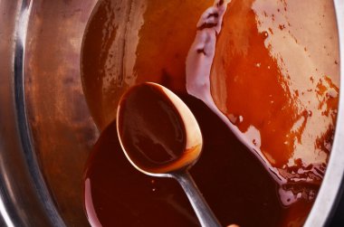 ahşap masa overlook çekimde bir tencerede sıcak çikolata hazırlama