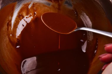 ahşap masa overlook çekimde bir tencerede sıcak çikolata hazırlama