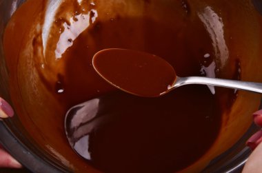 ahşap masa overlook çekimde bir tencerede sıcak çikolata hazırlama