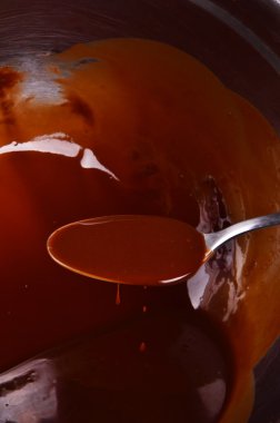 ahşap masa overlook çekimde bir tencerede sıcak çikolata hazırlama