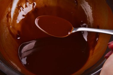 ahşap masa overlook çekimde bir tencerede sıcak çikolata hazırlama