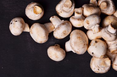 taze beyaz düğme mantar veya bir kase bir rustik ahşap sayaçta agaricus temizlenmesi ve akşam yemeği için havai görünümü yıkanmış hazır