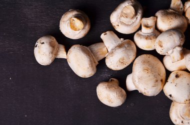 taze beyaz düğme mantar veya bir kase bir rustik ahşap sayaçta agaricus temizlenmesi ve akşam yemeği için havai görünümü yıkanmış hazır