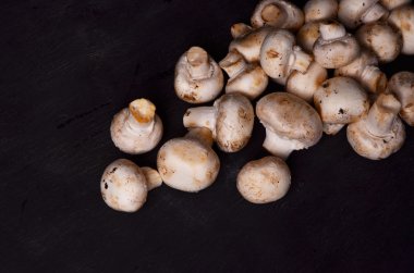 taze beyaz düğme mantar veya bir kase bir rustik ahşap sayaçta agaricus temizlenmesi ve akşam yemeği için havai görünümü yıkanmış hazır