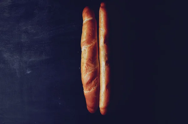 Färsk baguette på träbord, närbild — Stockfoto